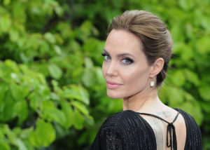 http://harpersbazaar.jp/celebrity/angelina-jolie-opens-about-difficult-split-from-brad-pitt-170221